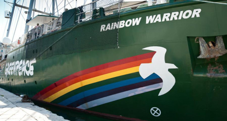 To πλοίο της Greenpeace Rainbow Warrior στον Πειραιά