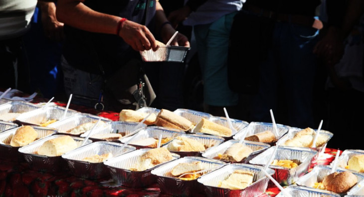 Προσφορά δύο γευμάτων ημερησίως σε ευπαθείς ομάδες της πόλης από τον Δήμο Πειραιά