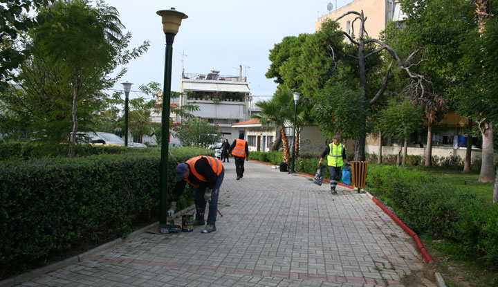Επιχείρηση καθαρισμού  στην πλατεία Αργυροκάστρου  στη Δ΄ Δημοτική Κοινότητα από τον Δήμο Πειραιά