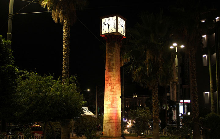 Ο Δήμος Πειραιά φωταγώγησε το  Πέτρινο Ρολόι στο Πασαλιμάνι για την Παγκόσμια Ημέρα Ηπατίτιδας