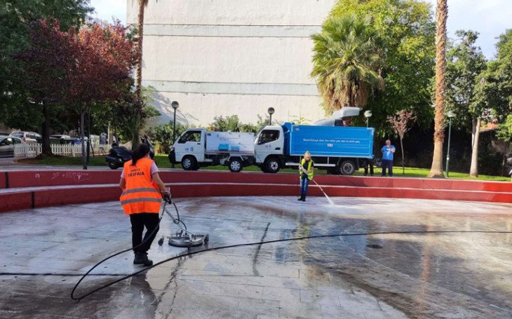 Δράσεις καθαριότητας στην πλατεία Πηγάδας και στον Τινάνειο κήπο από τον Δήμο Πειραιά