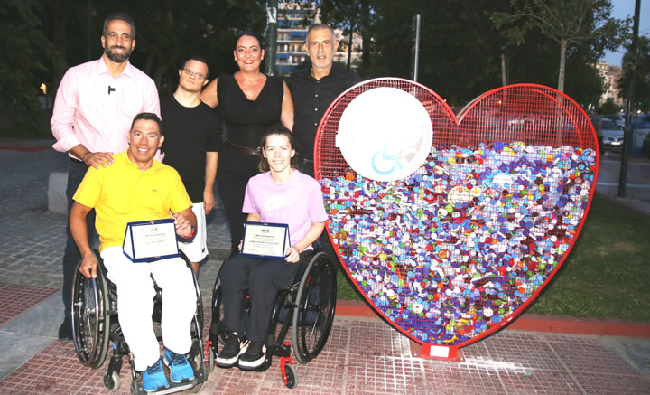 Ο Δήμος Πειραιά τοποθέτησε 17 «καρδιές» όπου συλλέγονται καπάκια για την αγορά αναπηρικών αμαξιδίων