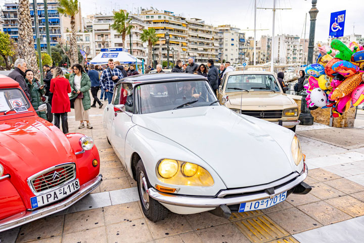 Κλασικά αυτοκίνητα, στολίδια άλλων εποχών θαύμασαν οι επισκέπτες στο Πασαλιμάνι, στη «14η Συνάντηση Γαλλικών και άλλων ιστορικών οχημάτων»
