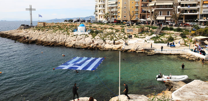 Ρίγη συγκίνησης  με την Ελληνική σημαία στη θάλασσα του Πειραιά  για την Εθνική Επέτειο της 25ης Μαρτίου 1821