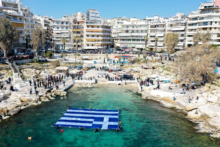 Η Ελληνική σημαία στη θάλασσα του Πειραιά  για την Εθνική Επέτειο της 25ης Μαρτίου 1821