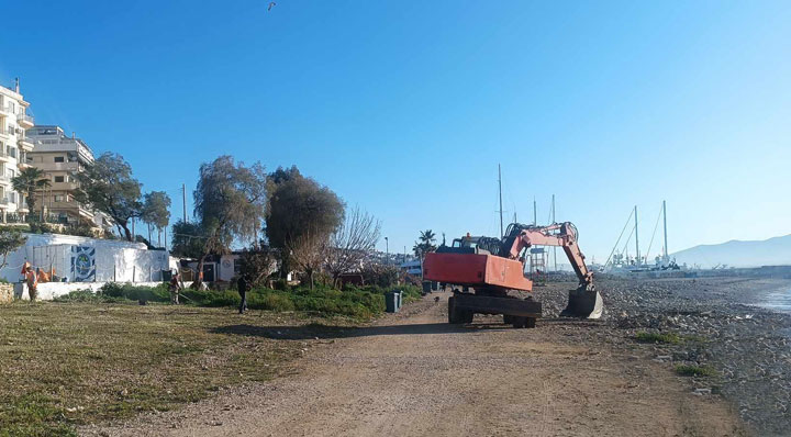 Καθαρισμός της παραλίας Φρεαττύδας από τον Δήμο Πειραιά