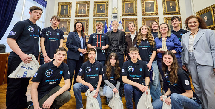 Βράβευση της πρωταθλήτριας  ομάδας UniREVsals στο Πανελλήνιο Πρωτάθλημα Ρομποτικής FIRST TECH Challenge από τον Δήμαρχο Πειραιά Γιάννη Μώραλη