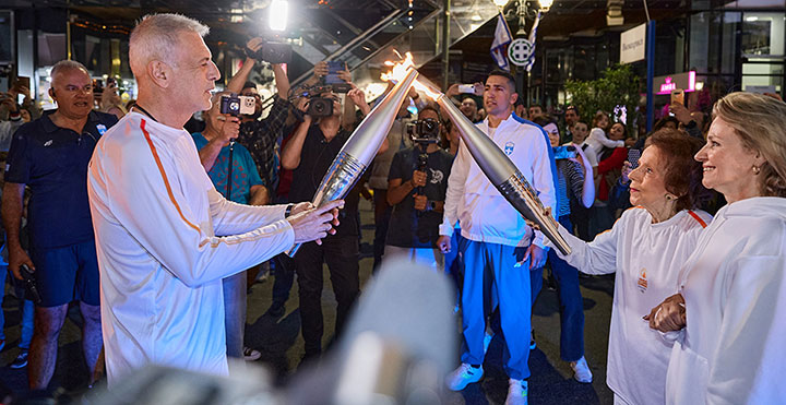 Λαμπρή και συγκινητική η τελετή υποδοχής  της Ολυμπιακής Φλόγας   στον Πειραιά