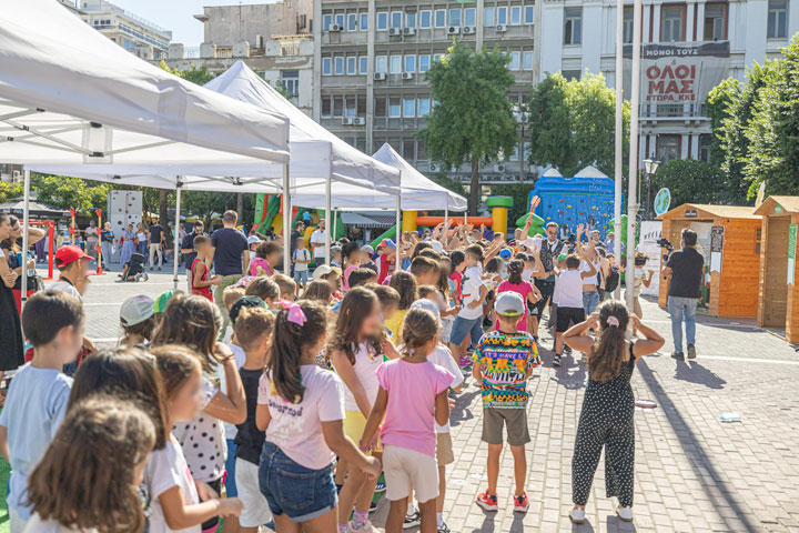 Εκατοντάδες παιδιά κατέκλυσαν την πλατεία Κοραή  στην 4η Γιορτή Ανακύκλωσης του Δήμου Πειραιά