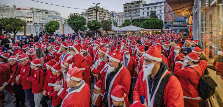 Χιλιάδες  Αγιοβασίληδες «ξεχύθηκαν»  στους δρόμους   του Πειραιά στο  «Santa Night Run»