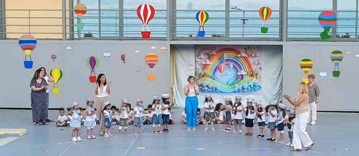 Παιδικά χαμόγελα και χαρούμενες φωνές από τα παιδιά των Βρεφονηπιακών Σταθμών του Δήμου Πειραιά στο Βεάκειο Θέατρο
