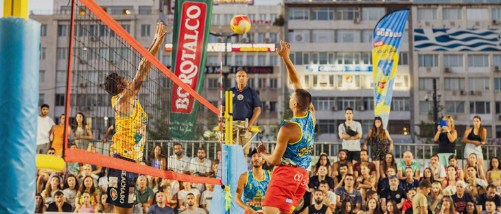 Το Piraeus Masters Beach Volley επιστρέφει δυναμικά στην καρδιά  του Πειραιά! Ι 4 – 6 Ιουλίου 2025 | Πλατεία Κοραή