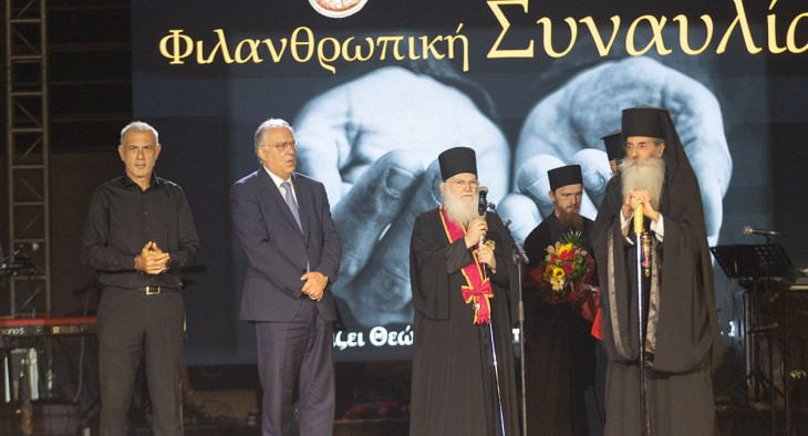 Ο Δήμαρχος Πειραιά Γιάννης Μώραλης στην  φιλανθρωπική συναυλία της Ιεράς Μητροπόλεως Πειραιώς