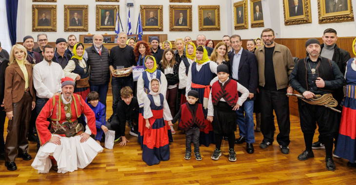 Χριστουγεννιάτικα κάλαντα και εορταστικές μελωδίες στον Δήμαρχο Πειραιά Γιάννη Μώραλη