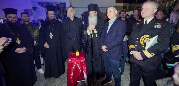 Ο Δήμαρχος Πειραιά Γιάννης Μώραλης και ο Σεβασμιώτατος Μητροπολίτης Πειραιώς κ.κ.  Σεραφείμ φωταγώγησαν το Χριστουγεννιάτικο δέντρο των Εκπαιδευτηρίων της Ι.Μ. Πειραιώς