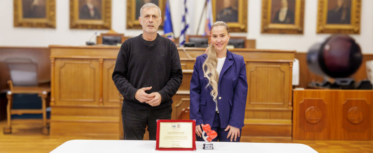 Ο Δήμαρχος Πειραιά Γιάννης Μώραλης  βράβευσε την Πειραιώτισσα  πυγμάχο Καλλιόπη Κουρούνη για τις αθλητικές διακρίσεις  και το κοινωνικό της έργο