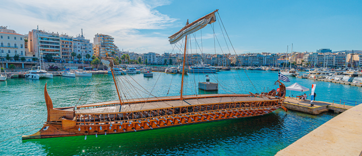 Ο Δήμαρχος Πειραιά Γιάννης Μώραλης υποδέχθηκε την ιστορική τριήρη «Ολυμπιάς» του Πολεμικού Ναυτικού στο πλαίσιο των «Ημερών Θάλασσας 2026»